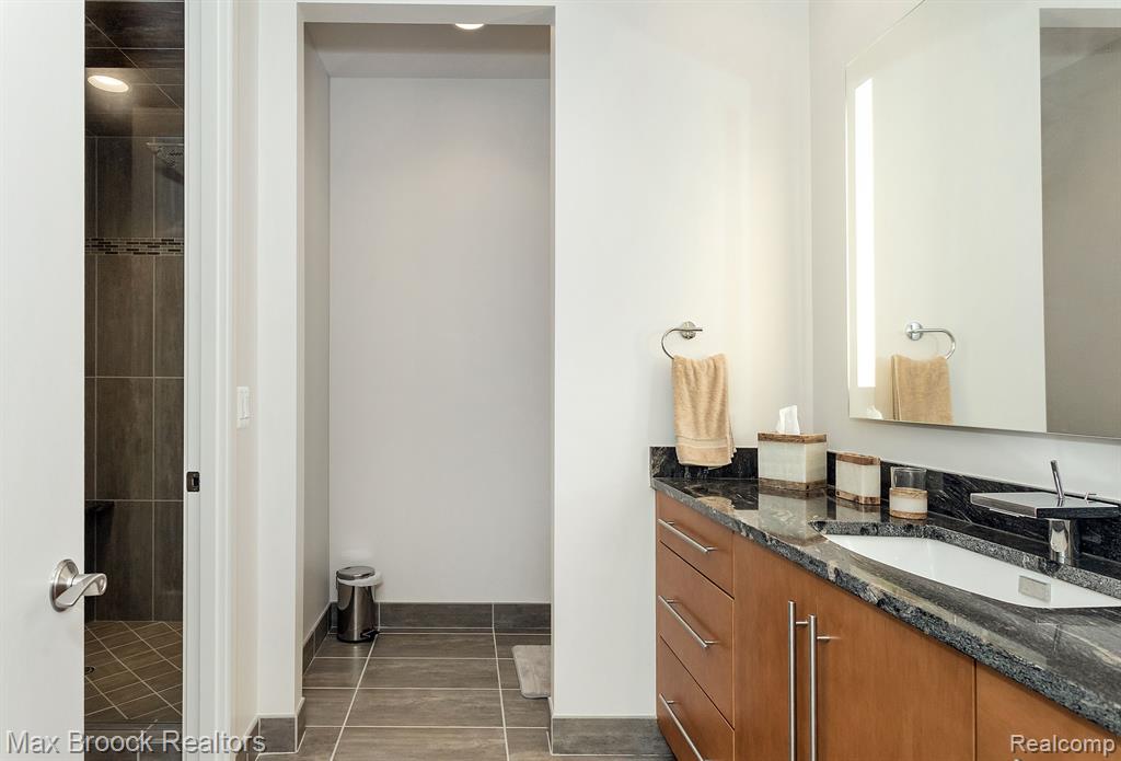 5681 SHORE Drive, Orchard Lake Village, MI 48324 — Photo 54