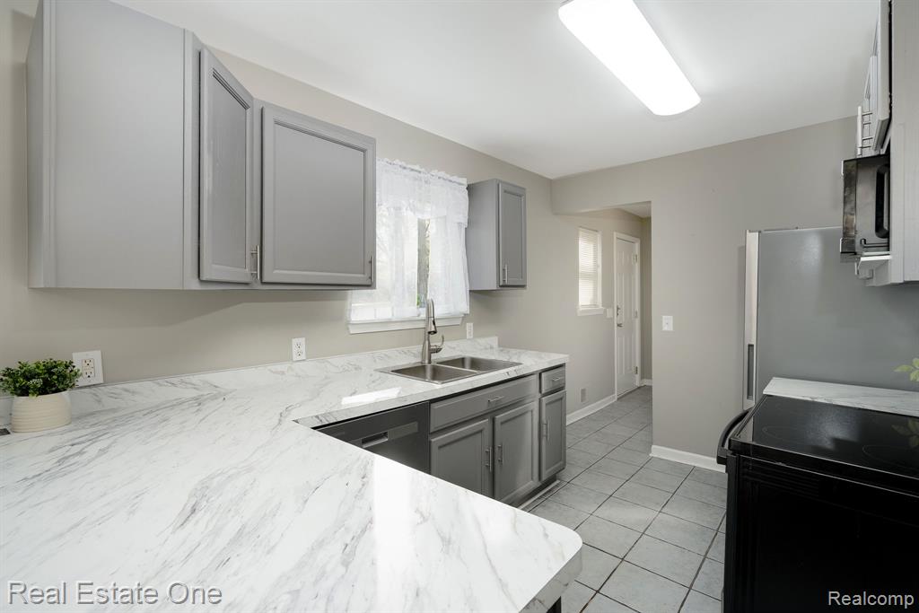 4281 Marcus Road, Waterford, MI 48329 — Photo 15