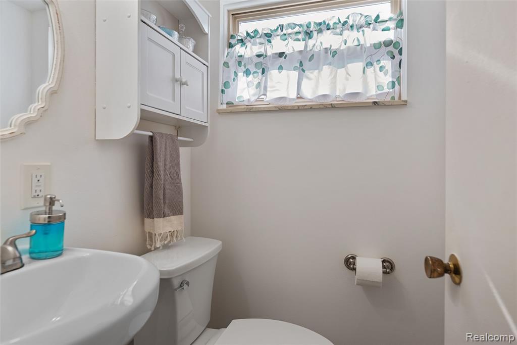 608 Autumn Drive, Flushing, MI 48433 — Photo 12