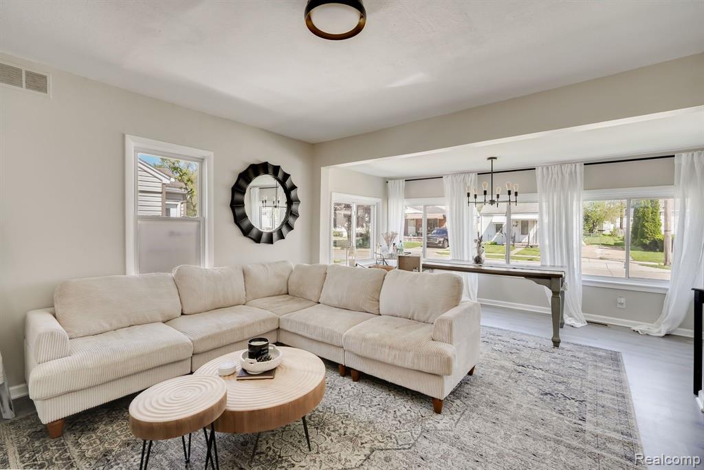71 W DALLAS Avenue, Madison Heights, MI 48071 — Photo 5