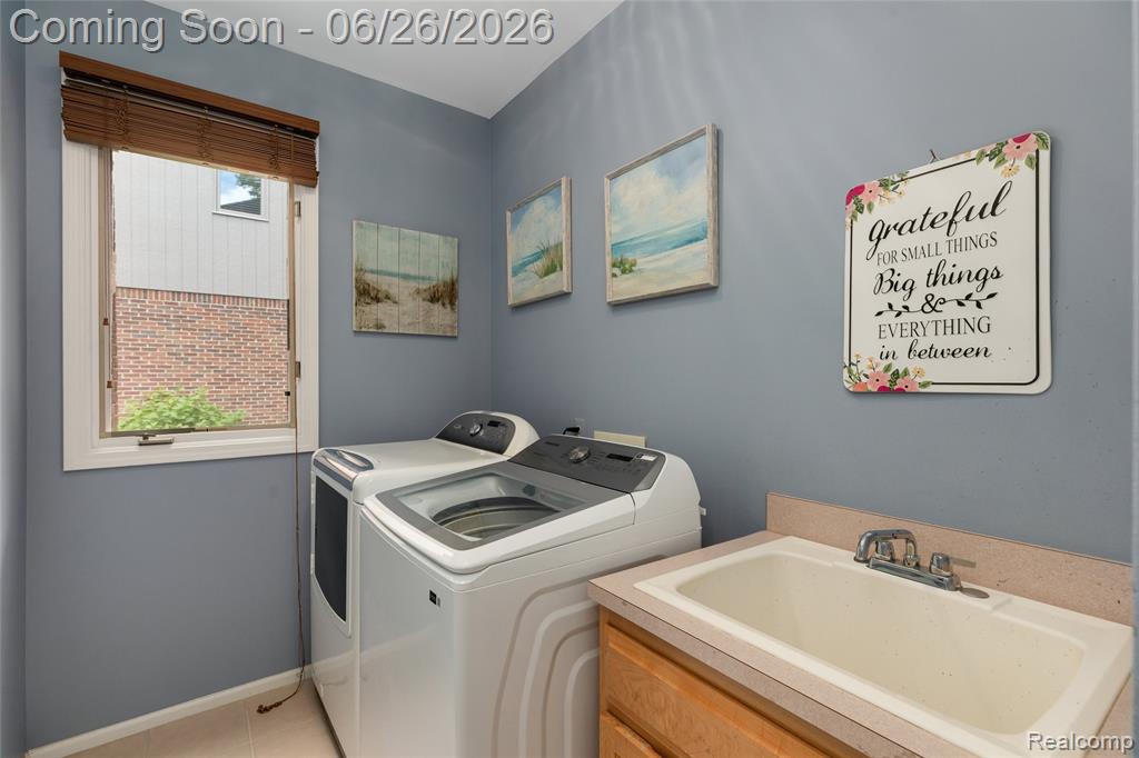 2176 Oakwood Drive, Troy, MI 48085 — Photo 18