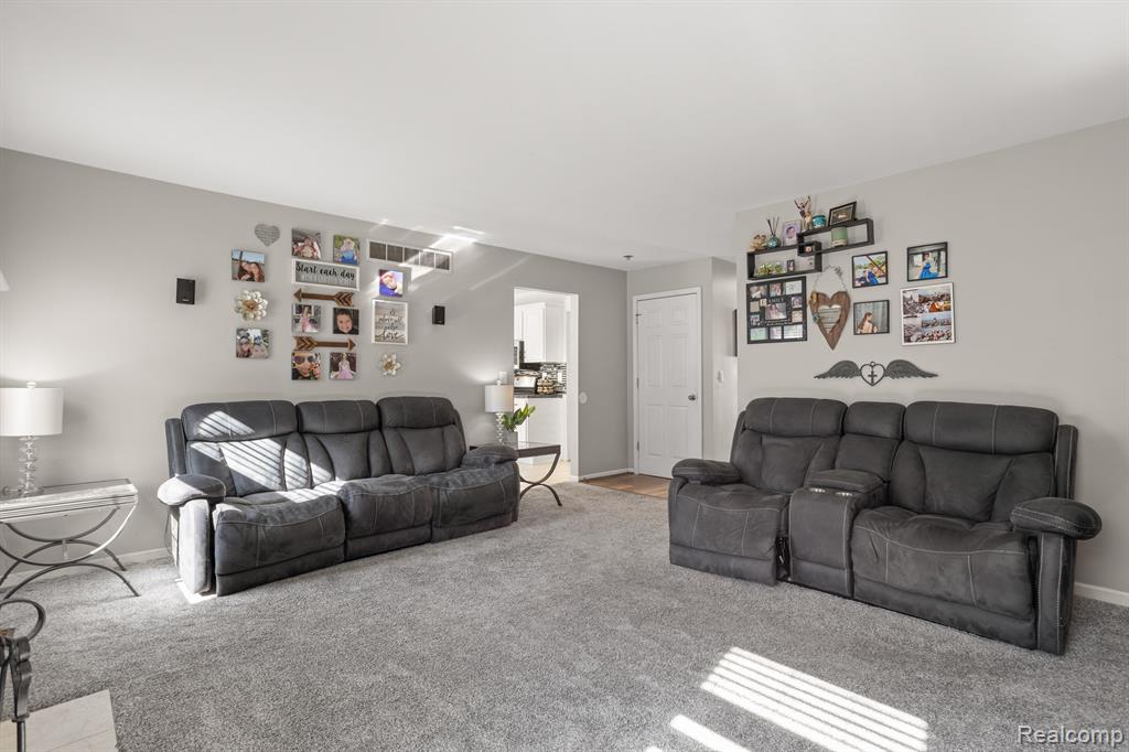 811 SAINT JOHNS Boulevard, Lincoln Park, MI 48146 — Photo 8