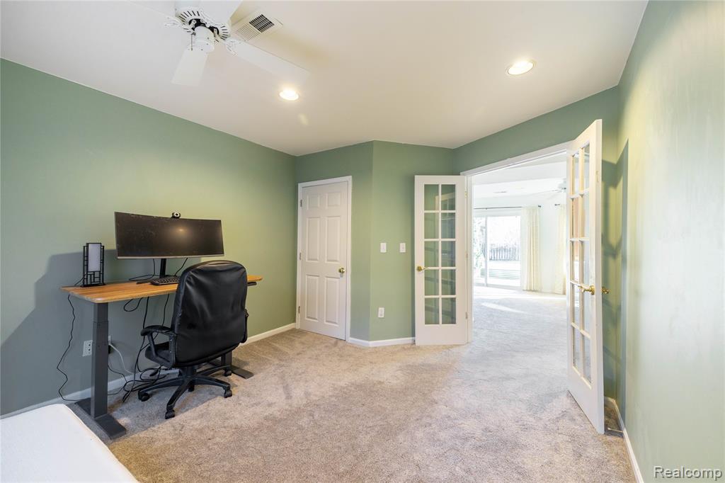 907 Huntclub Boulevard, Auburn Hills, MI 48326 — Photo 32
