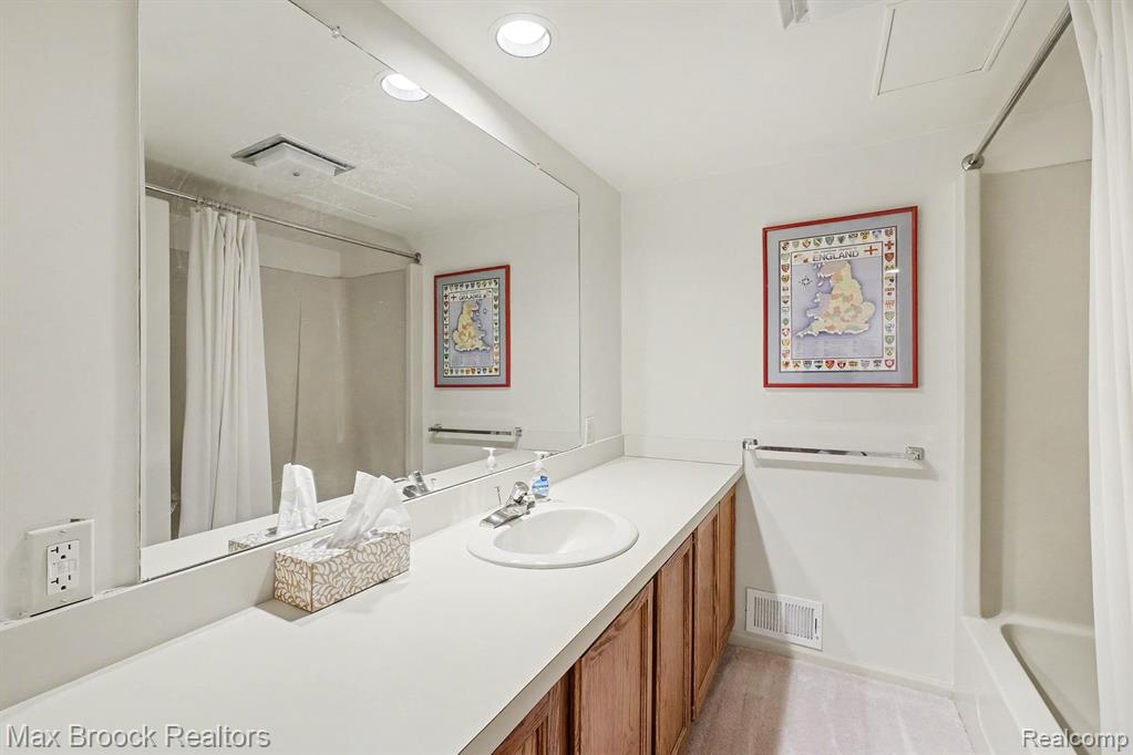 23745 Ravineview Court, Bingham Farms, MI 48025 — Photo 25