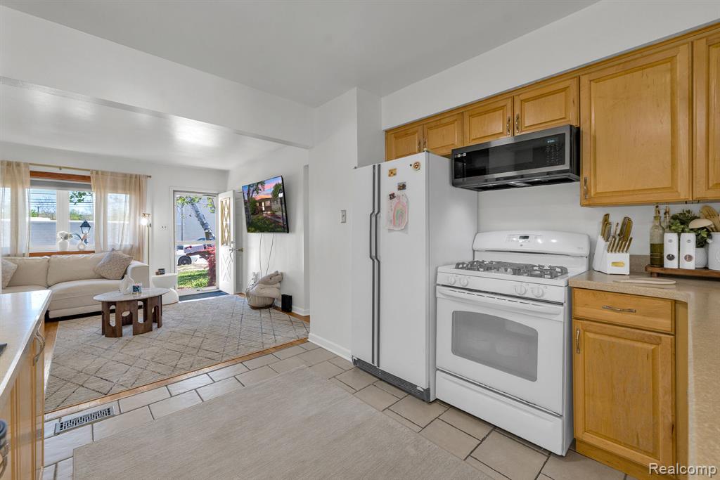6499 Mayburn Street, Dearborn Heights, MI 48127 — Photo 18
