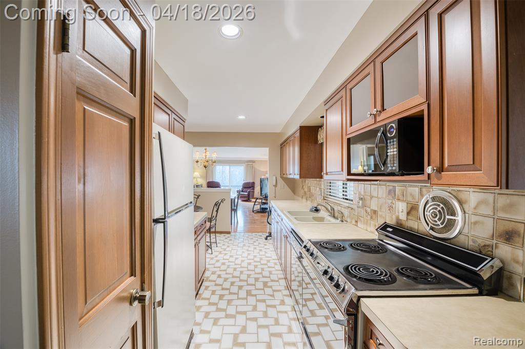 35631 Heritage Lane, Farmington, MI 48335 — Photo 8