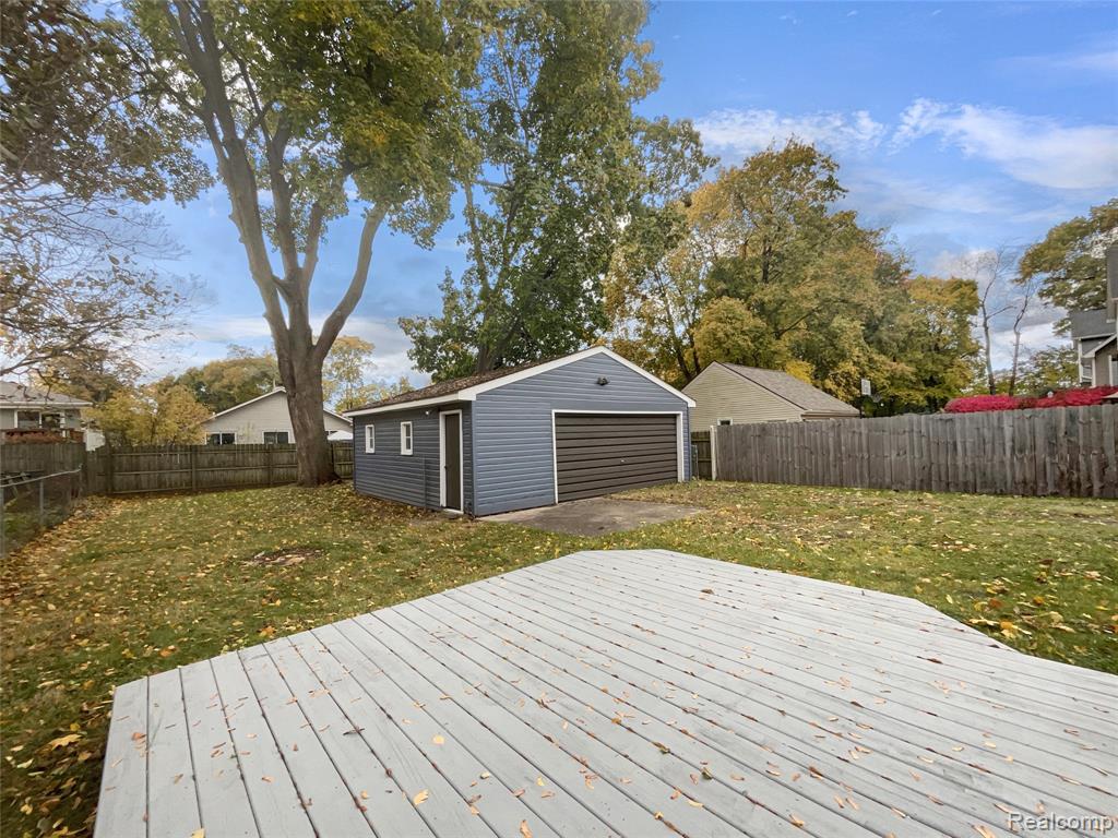 6441 Crest Drive, Waterford, MI 48329 — Photo 18