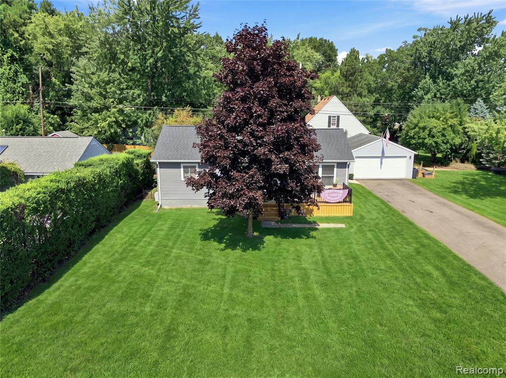 5508 Clinton River Drive, Waterford, MI 48327