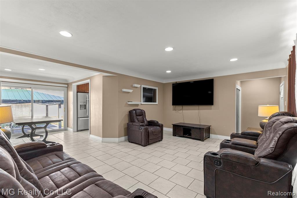 8671 Whitefield Street, Dearborn Heights, MI 48127 — Photo 5