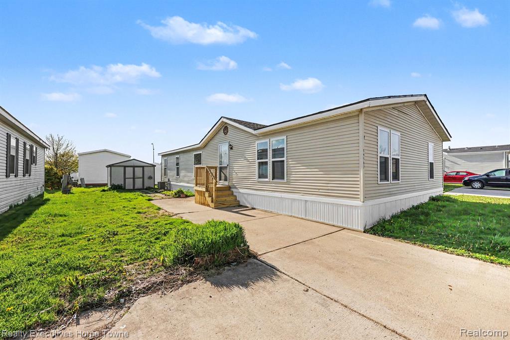 59587 Susan Ln N., Lenox, MI 48048
