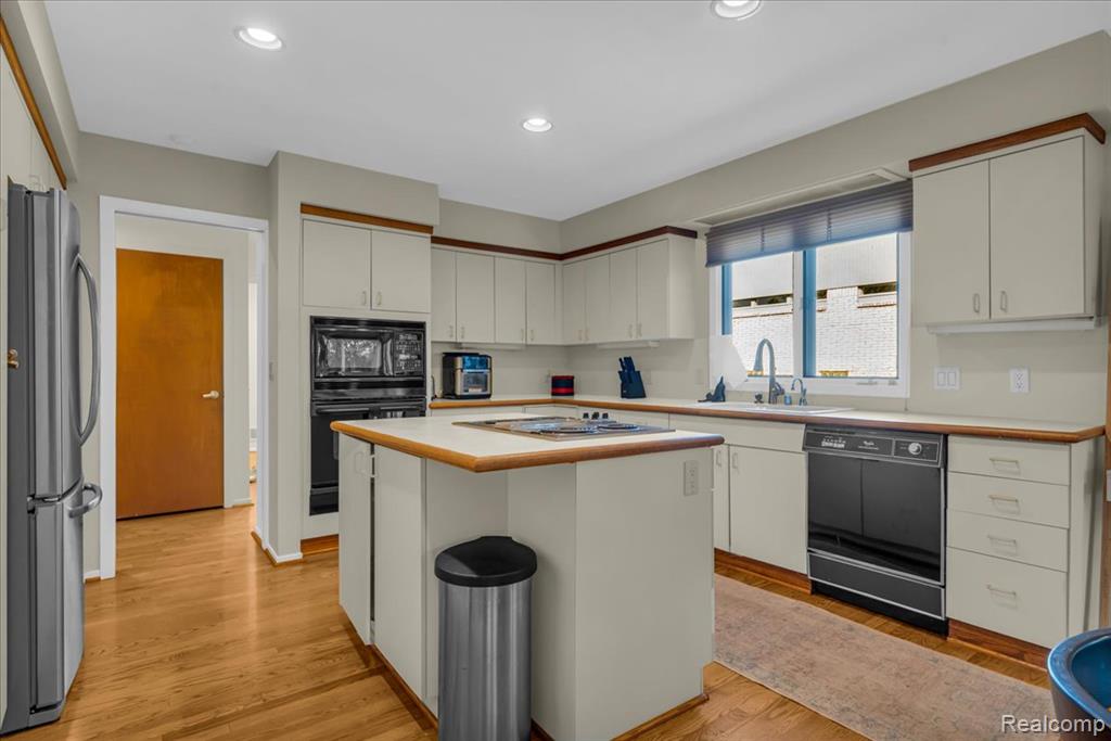 6983 Brookeshire Drive, West Bloomfield, MI — Photo 13