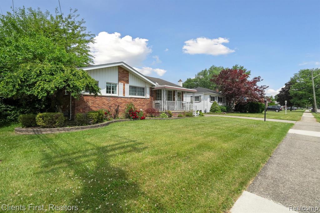 939 Deering Street, Garden City, MI — Photo 2