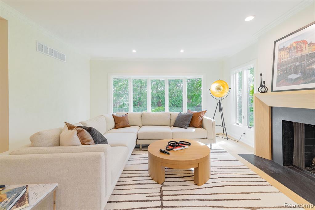 655 CANTERBURY Road, Grosse Pointe Woods, MI 48236 — Photo 26