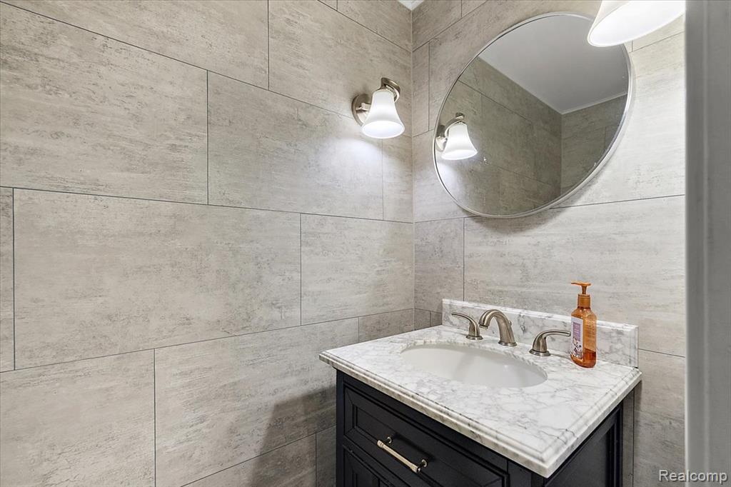 7291 Parkwood Drive, Fenton, MI 48430 — Photo 42
