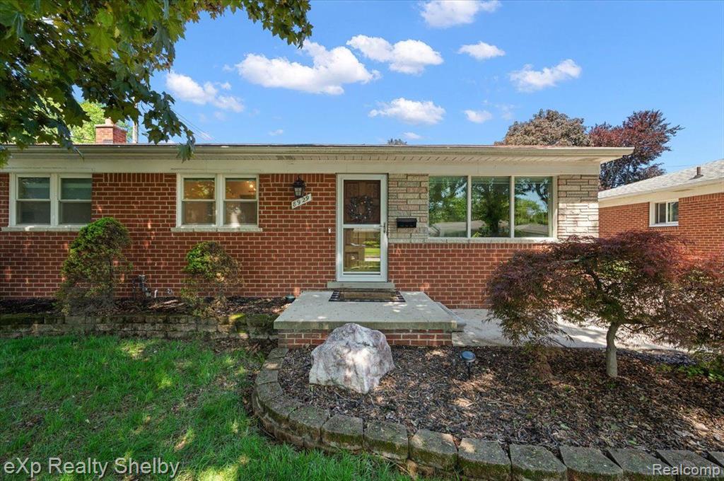 8929 HEADLEY Drive, Sterling Heights, MI 48314 — Photo 3