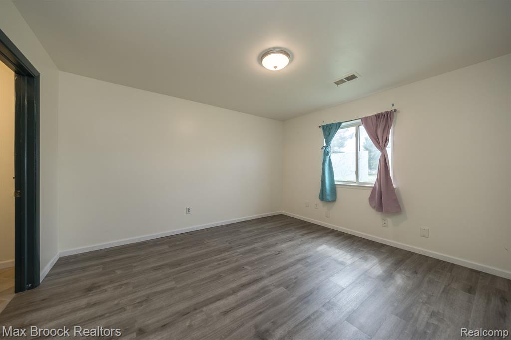 10020 ALLEN POINTE Drive N, 10020, Allen Park, MI 48101 — Photo 24