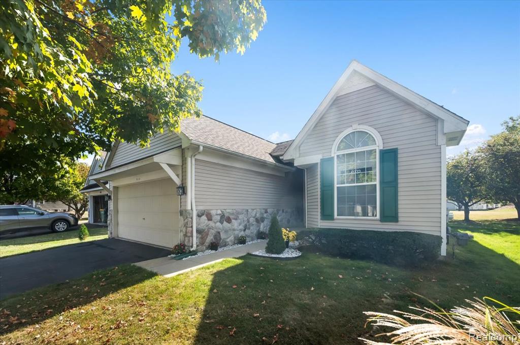 913 Rikki Ann Court, Wixom, MI 48393 — front exterior
