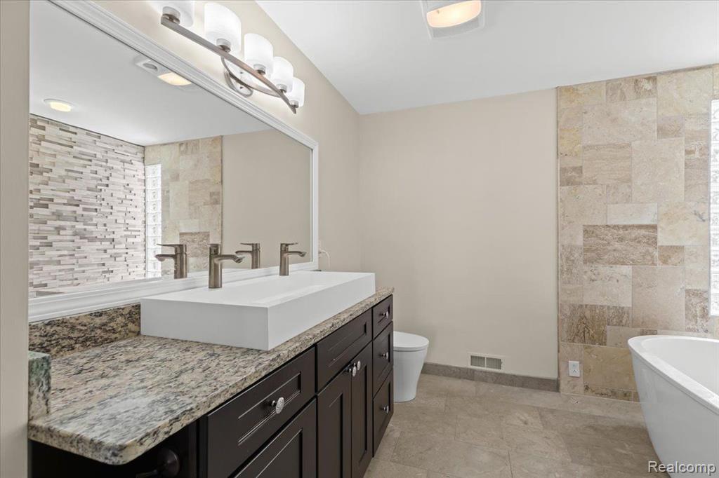 3965 N VANSTONE Drive, Commerce Twp, MI 48382 — Photo 9