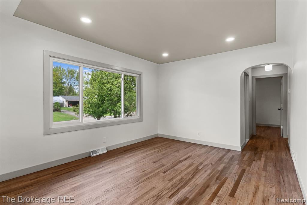 5857 BERKLEY Drive, Waterford, MI 48327 — Photo 14