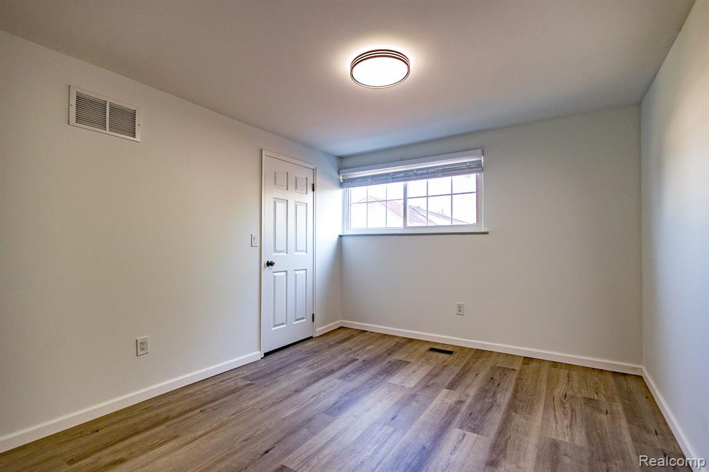 8841 Sunrise Drive, Sterling Heights, MI 48312 — Photo 15