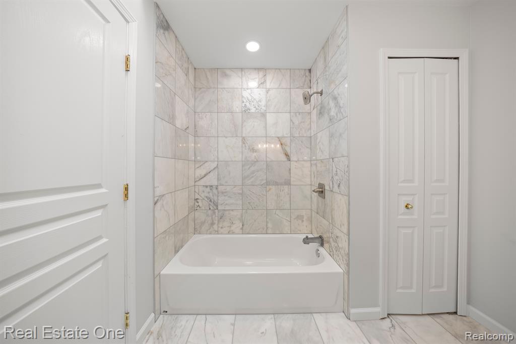 6246 Lindsay Court, West Bloomfield, MI 48324 — Photo 44