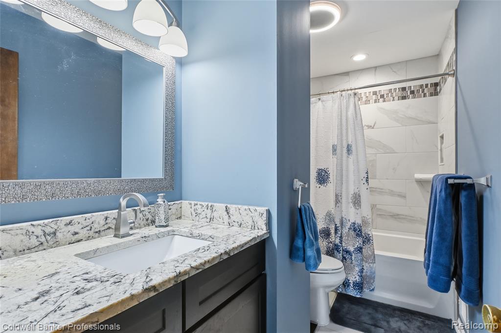 4904 Lake Grove Drive, White Lake, MI 48383 — Photo 12