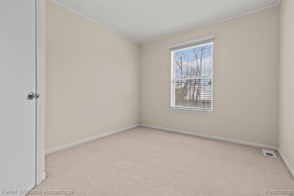 2527 PINE Drive, Wixom, MI 48393 — Photo 20