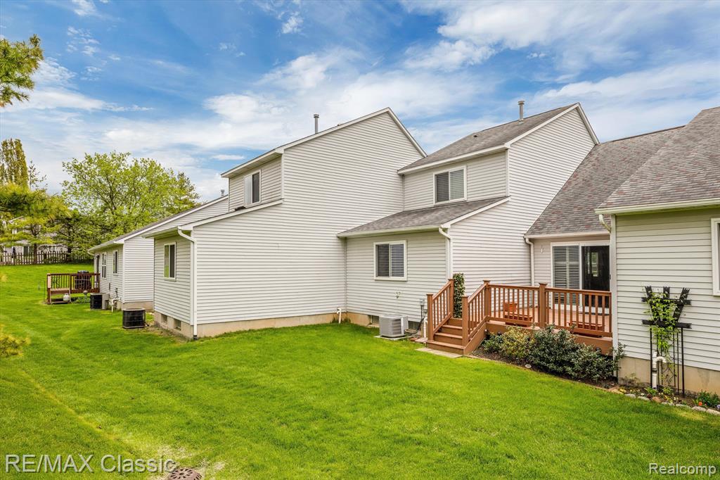 916 VILLAGE Way, South Lyon, MI 48178 — Photo 34