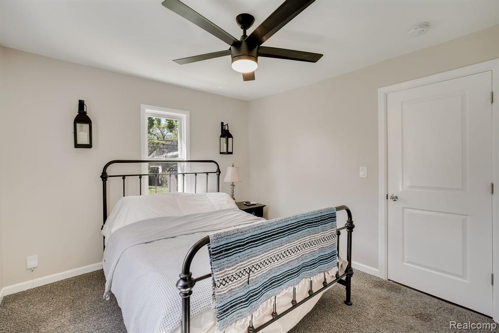71 W DALLAS Avenue, Madison Heights, MI 48071 — Photo 10