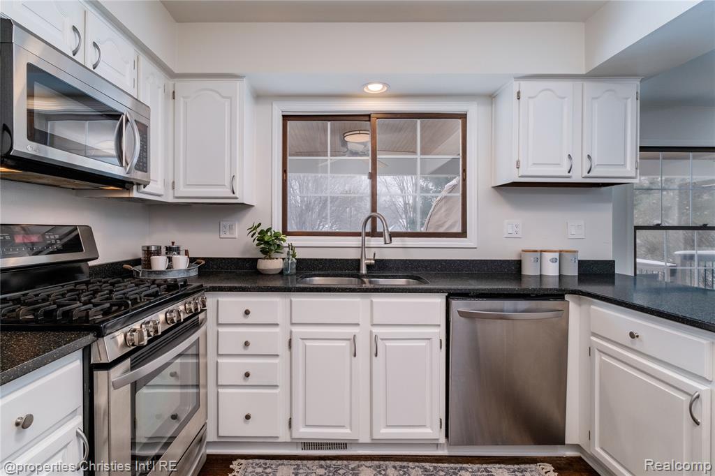 48790 Pinehill Drive, Plymouth, MI 48170 — Photo 18
