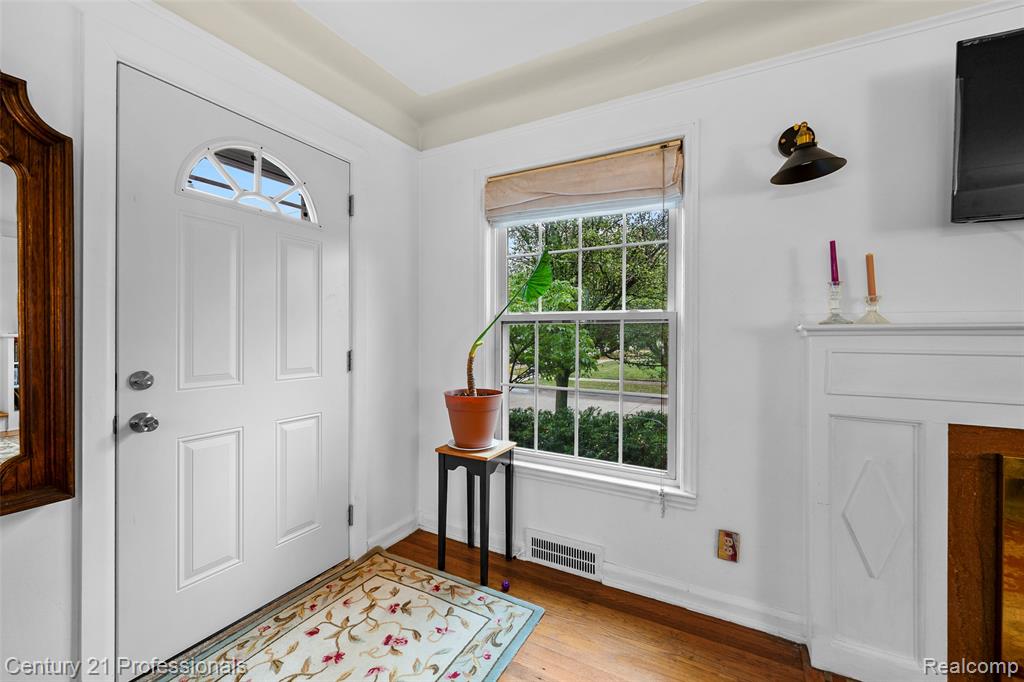 1677 Brys Drive, Grosse Pointe Woods, MI 48236 — Photo 3
