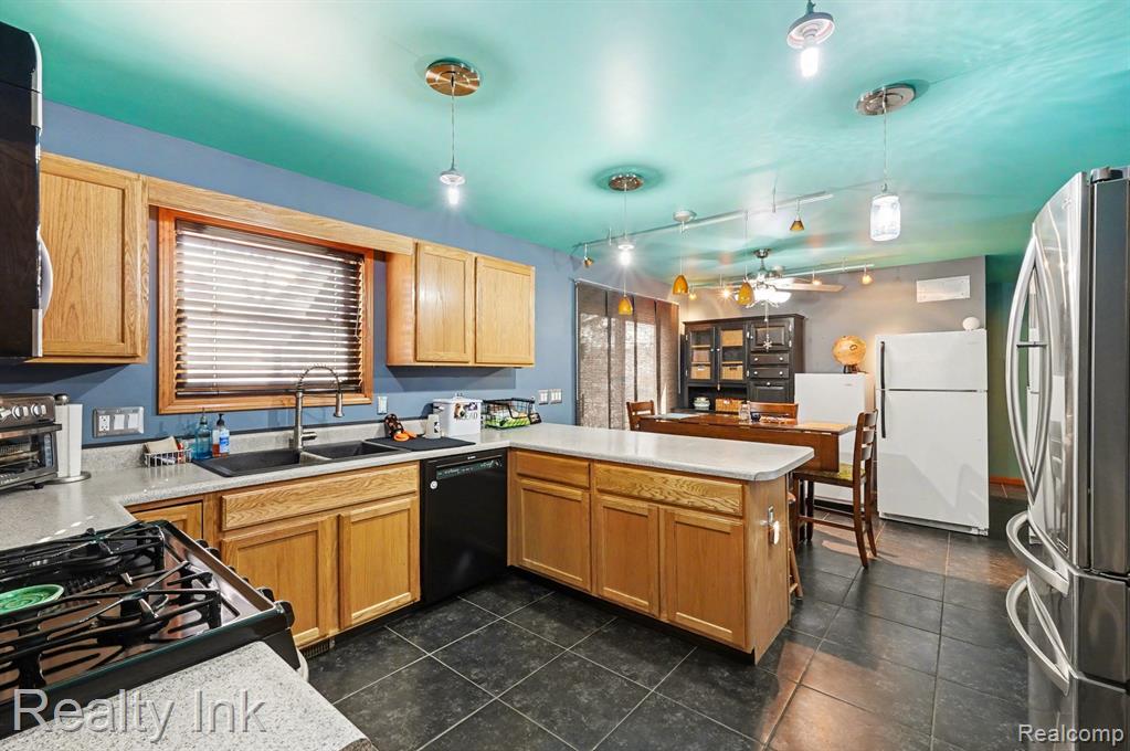 27132 Groveland Street, Madison Heights, MI 48071 — Photo 4