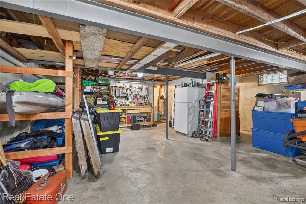 836 Pine Tree Road W, Lake Orion, MI 48362 — Photo 37