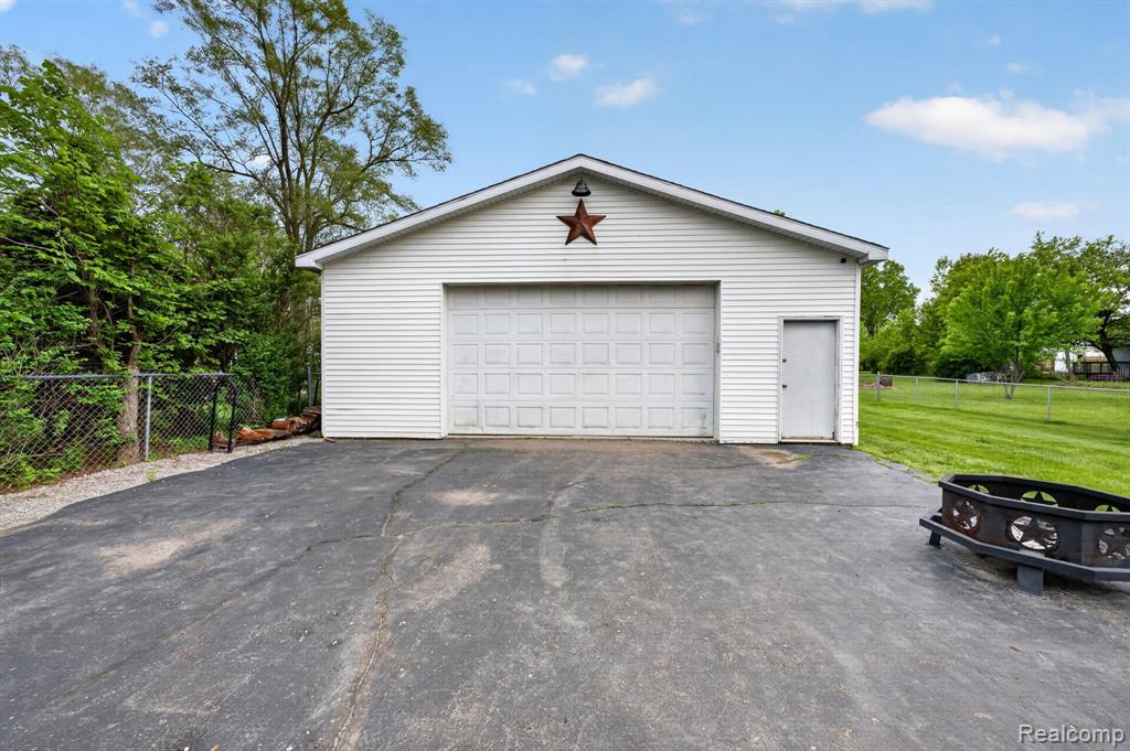 6354 Lapeer Road, Burton, MI 48509 — Photo 36