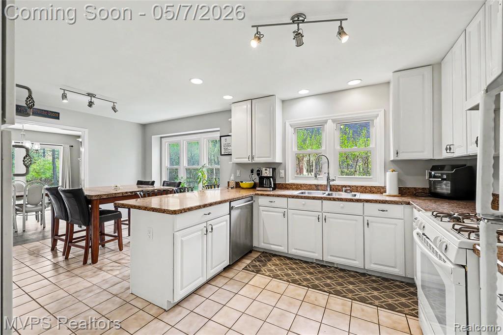 936 Wildbrook Lane, Lake Orion, MI 48362 — Photo 11