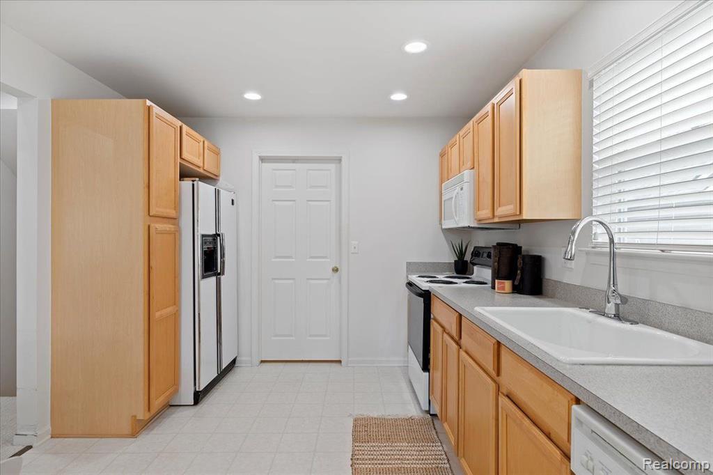 2076 RED MAPLE Lane, Commerce Twp, MI 48390 — Photo 12