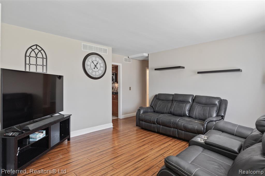 29661 Brown Court, Garden City, MI — Photo 6