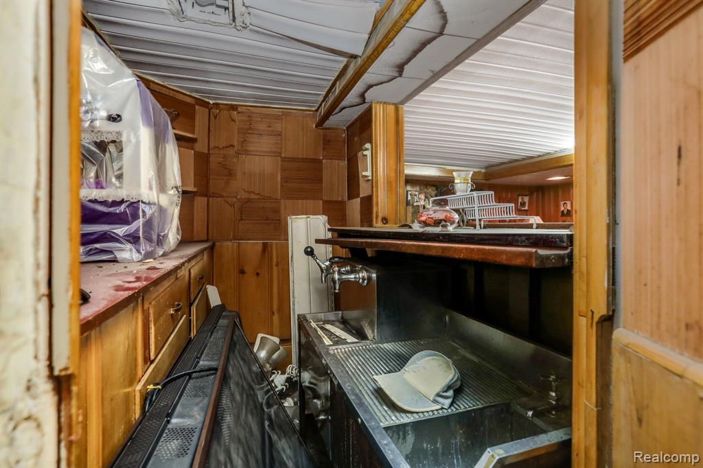 8691 E OUTER Drive, Detroit, MI 48213 — Photo 35