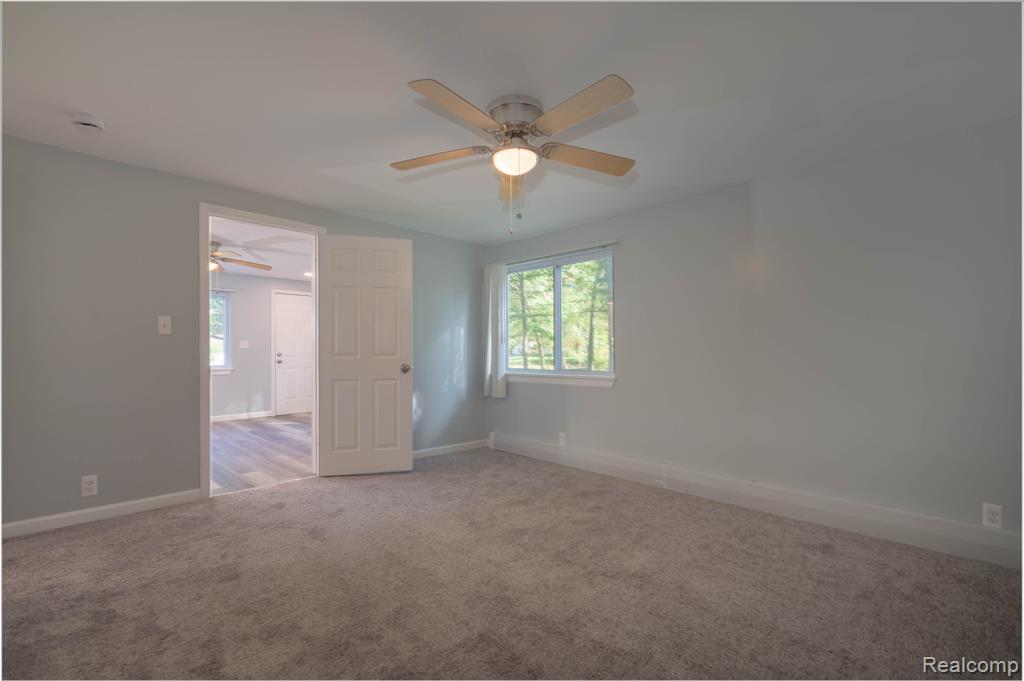 5733 CRESCENT Road, Waterford, MI 48327 — Photo 11