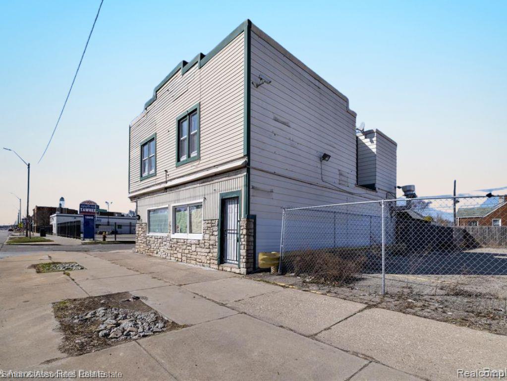 18550 W Warren Avenue - Photo 2