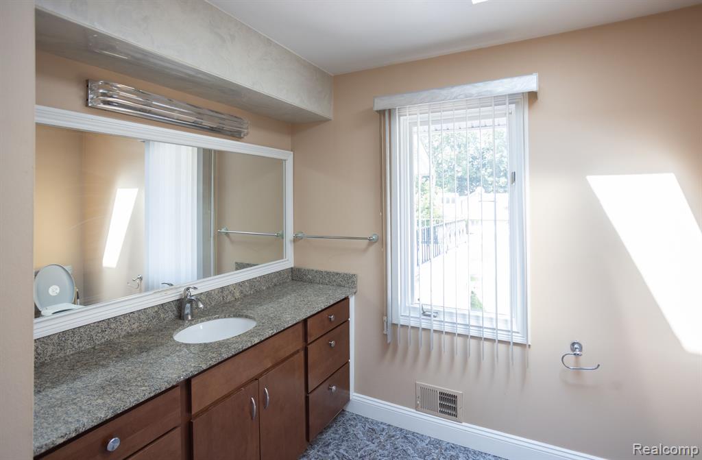 5881 NANEVA, West Bloomfield, MI — Photo 56