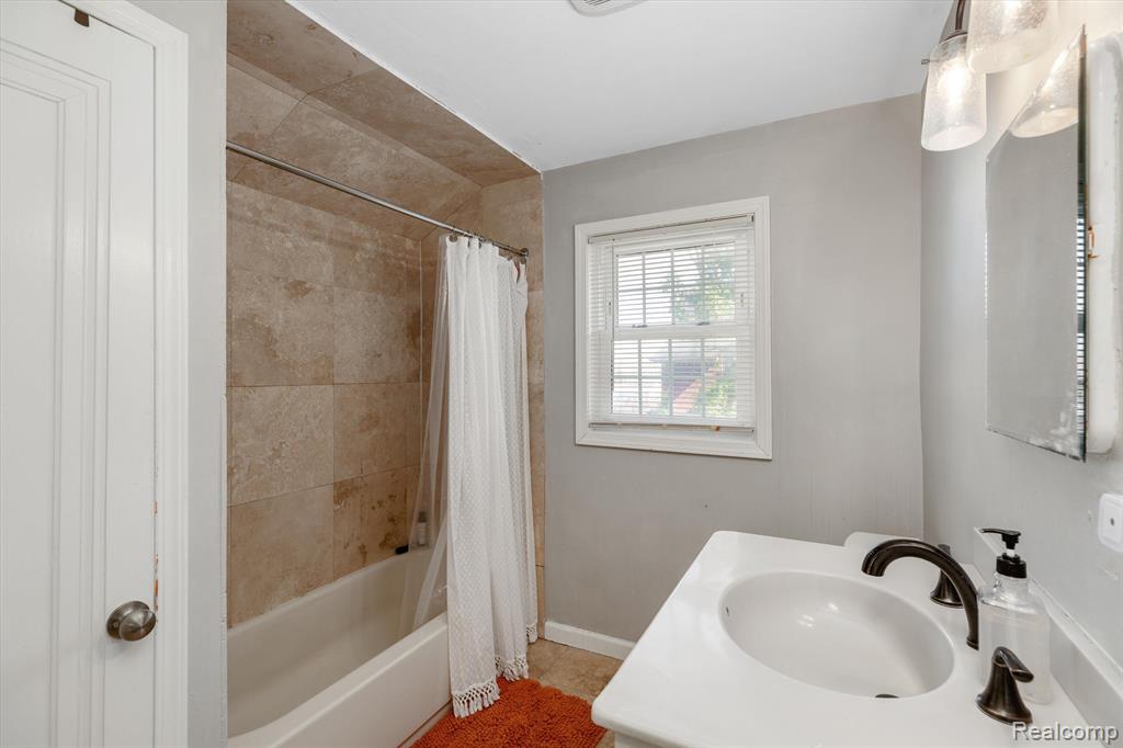 5220 LANNOO Street, Grosse Pointe, MI 48236 — Photo 23