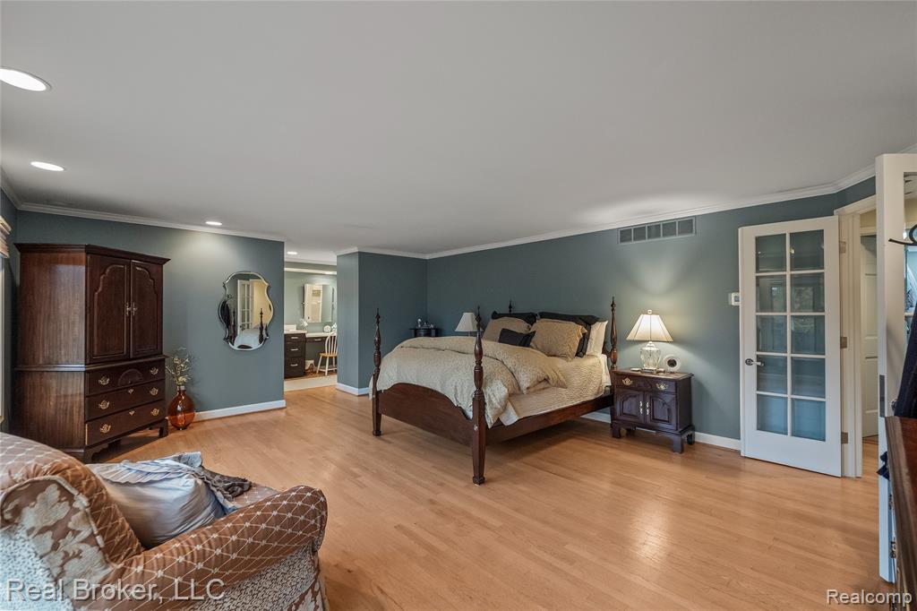 Bedroom with crown molding, light wood-type flooring, and recessed lighting