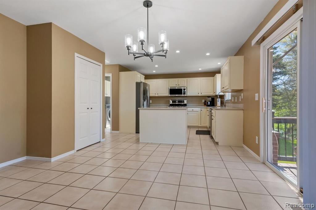 221 Maplewood Drive, 28, Clarkston, MI 48348 — Photo 16