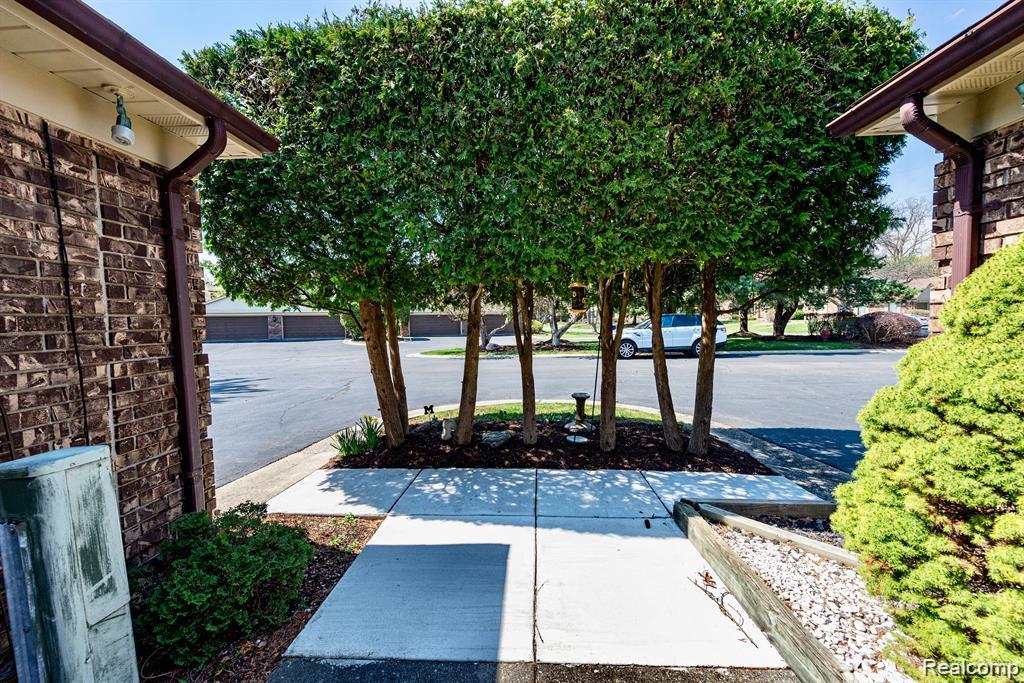 4426 Knightsbridge Lane, West Bloomfield, MI 48323 — Photo 37