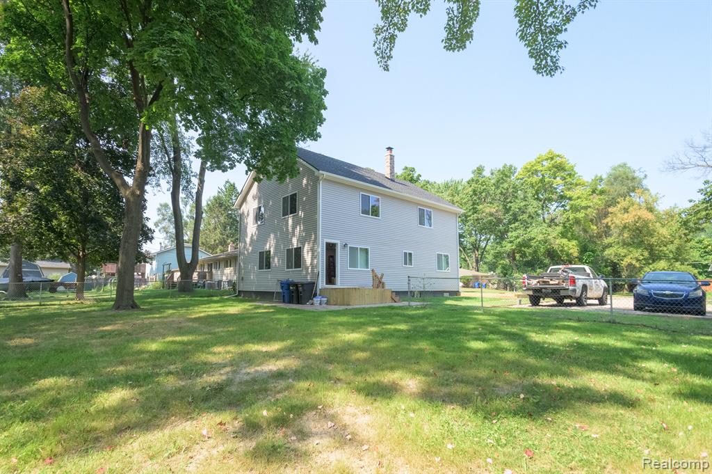 5733 CRESCENT Road, Waterford, MI 48327 — Photo 25