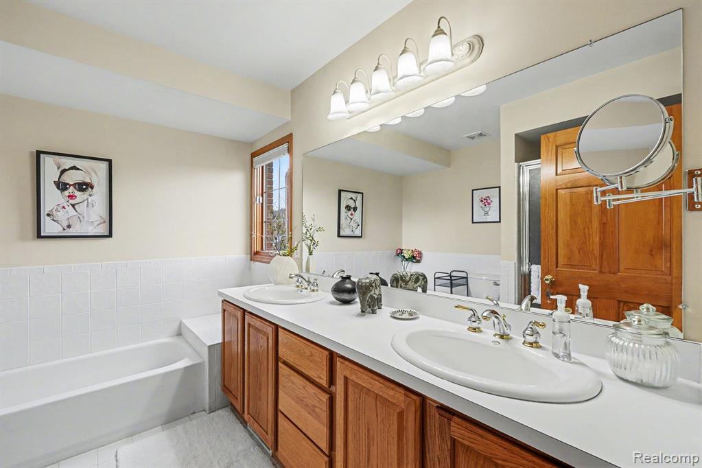 54568 Marissa Court, Utica, MI 48316 — Photo 16