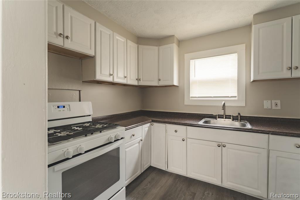 212 Sanderson Avenue, Pontiac, MI 48341 — Photo 9