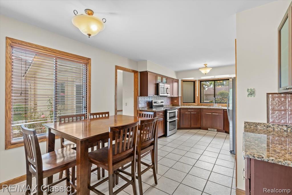 4432 Ravinewood Drive, Commerce Twp, MI 48382 — Photo 17