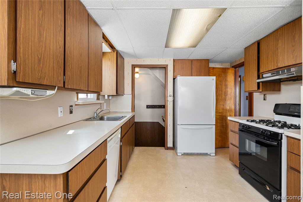 20688 Fleetwood Drive, Harper Woods, MI 48225 — Photo 14